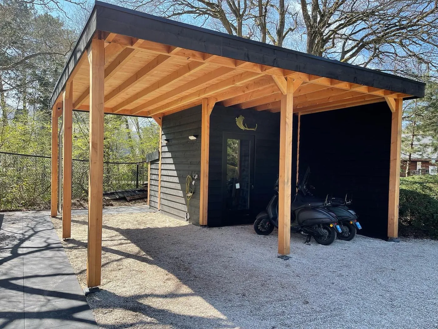 Carport met berging van zwart hout