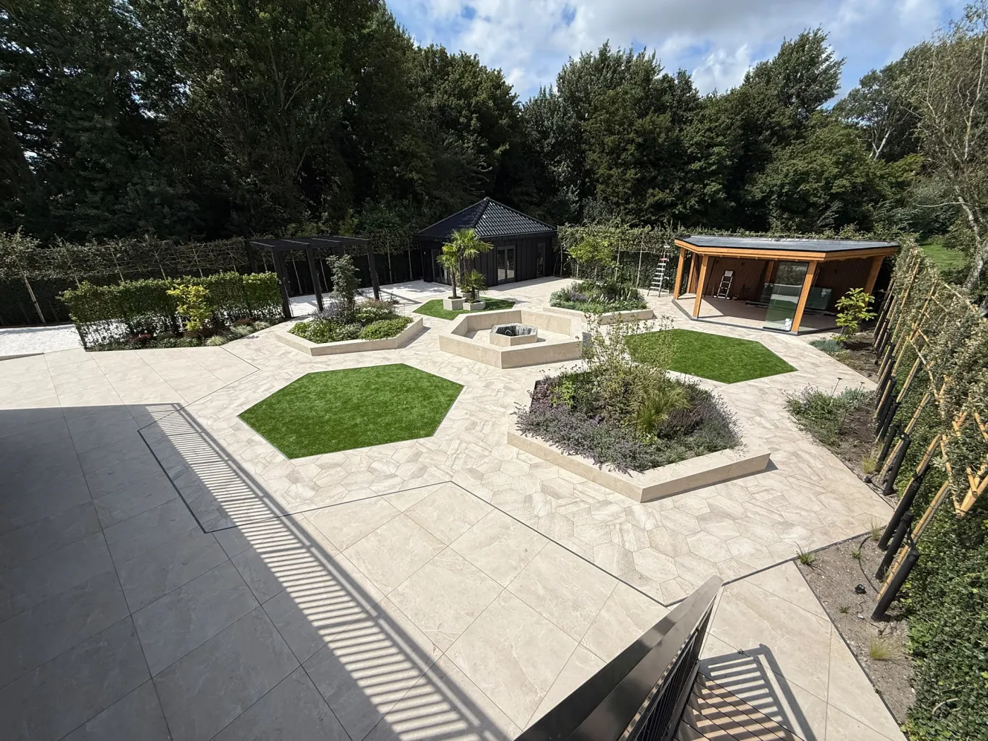 Tuin met zeshoekige plantvakken