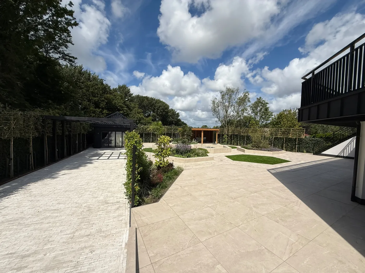Pad naar het tuinhuis, langs de border
