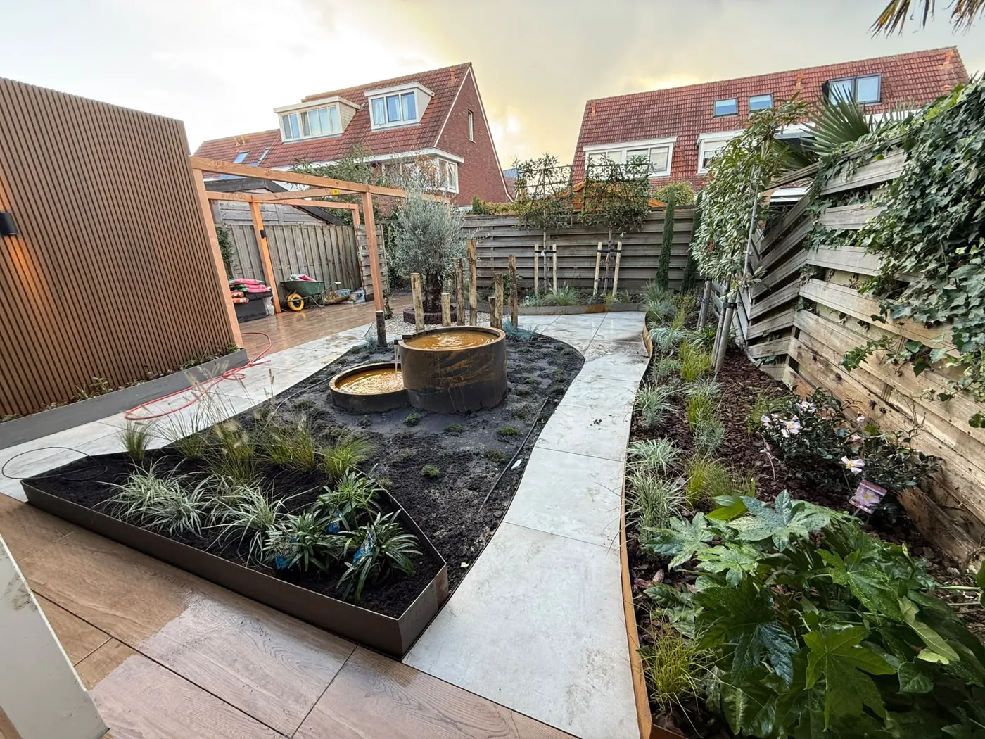 Plantvak met rand van cortenstaal