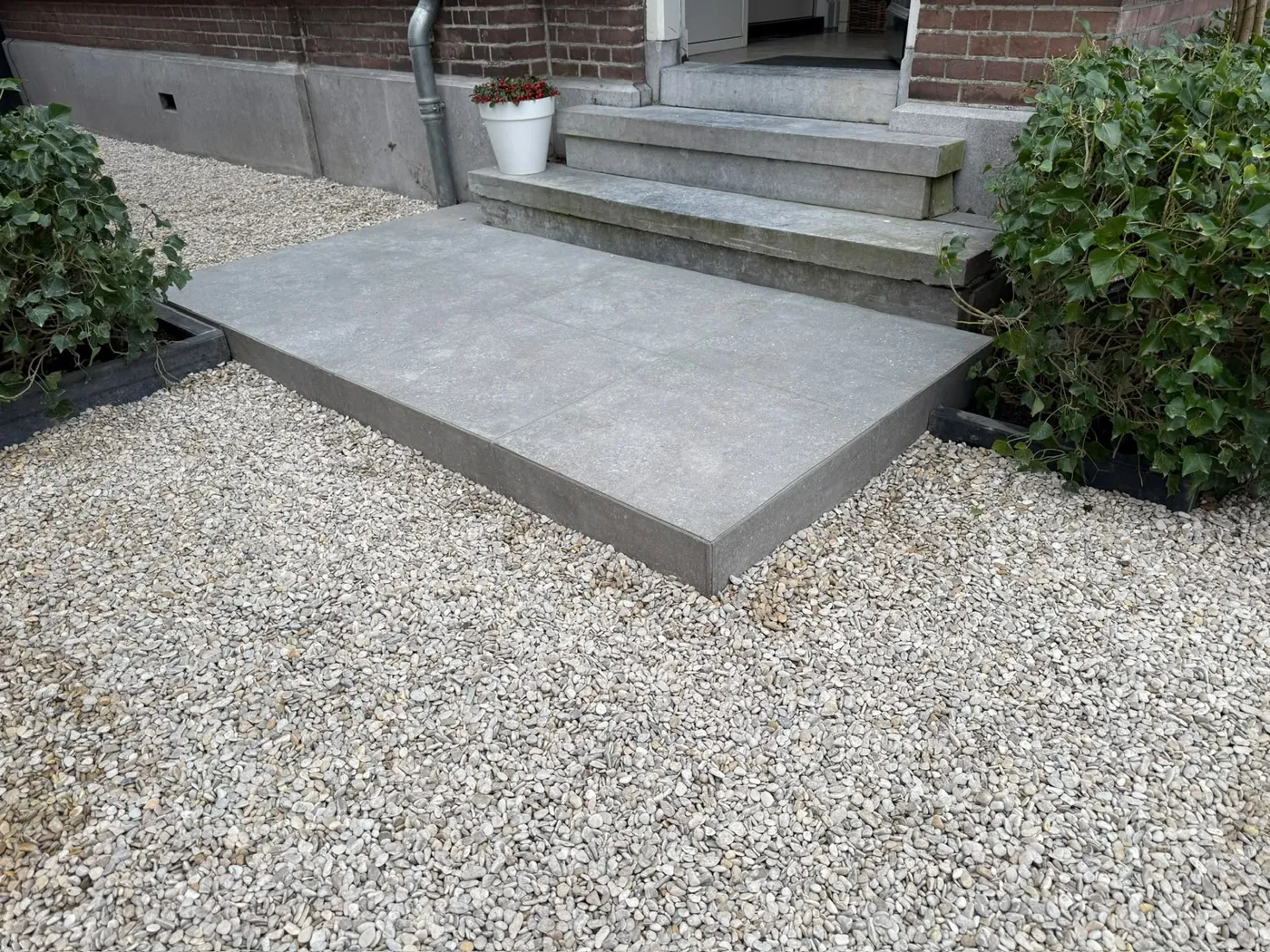Stoep van een grote betonplaat