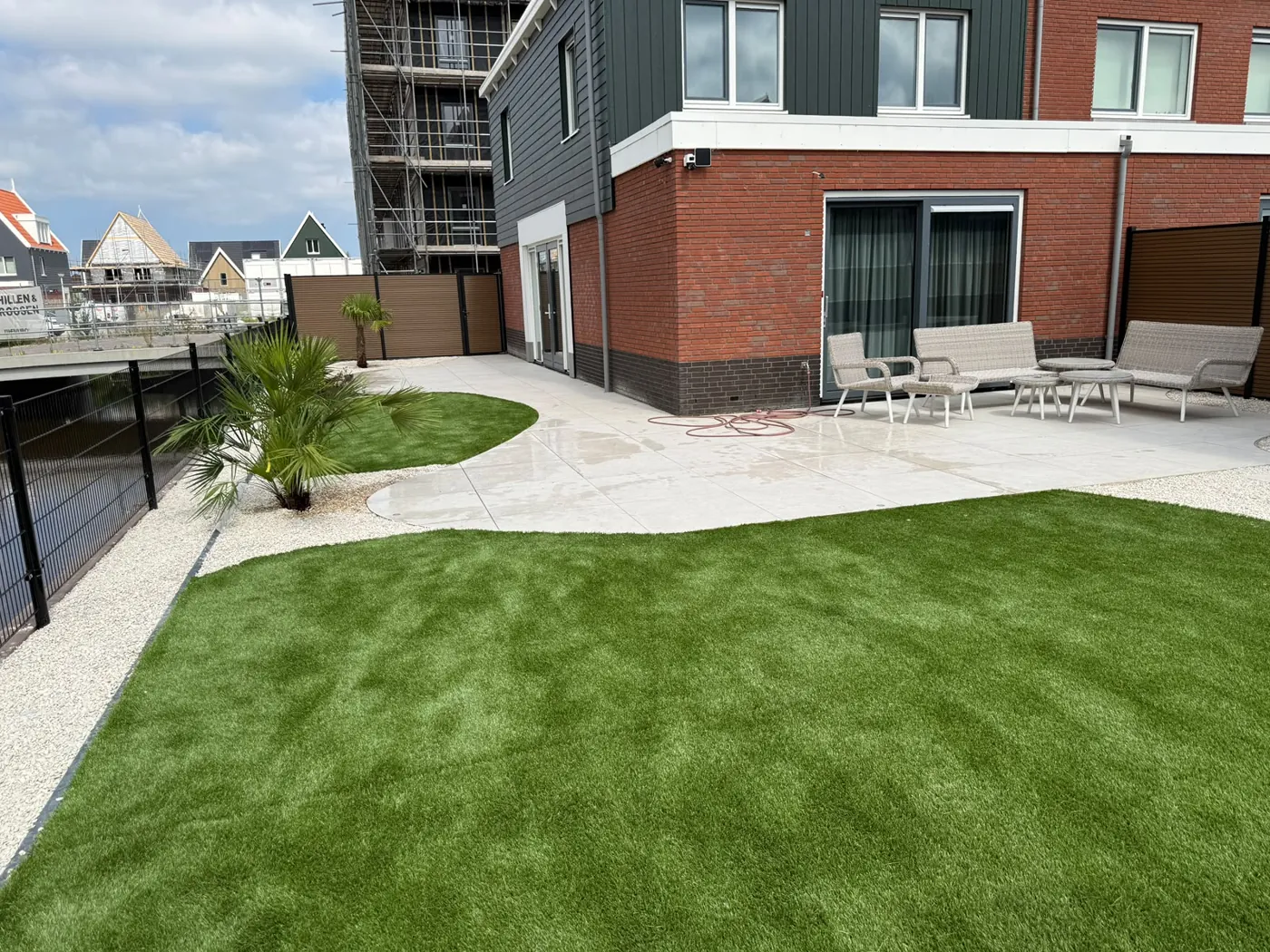 Nieuwbouwtuin aan het water met gebogen terras