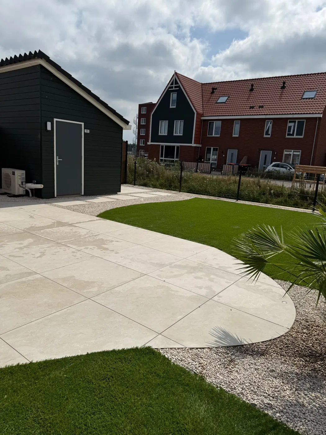 Terras in ronde vormen bij de schuur