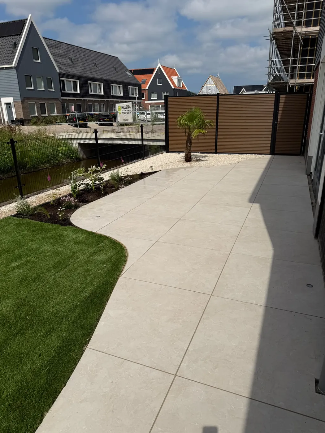 Breed pad van keramische tegels langs het huis
