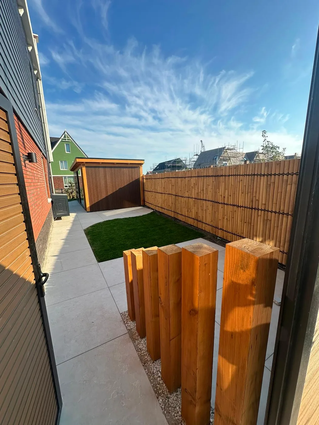 Smalle tuin met houten palen
