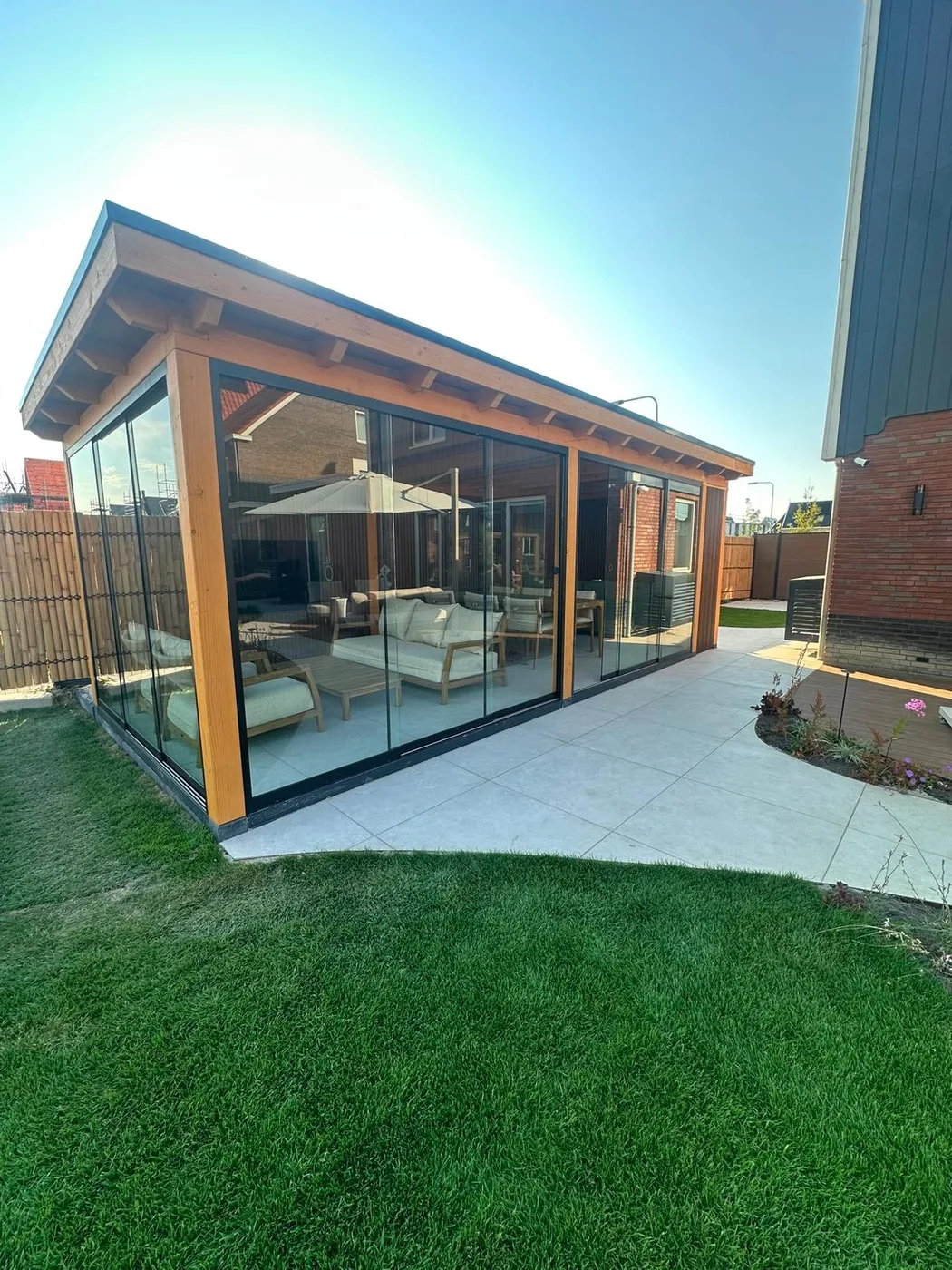 Nieuwbouwtuin met glazen tuinkamer