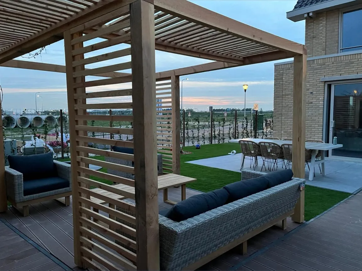 Loungehoek onder de pergola