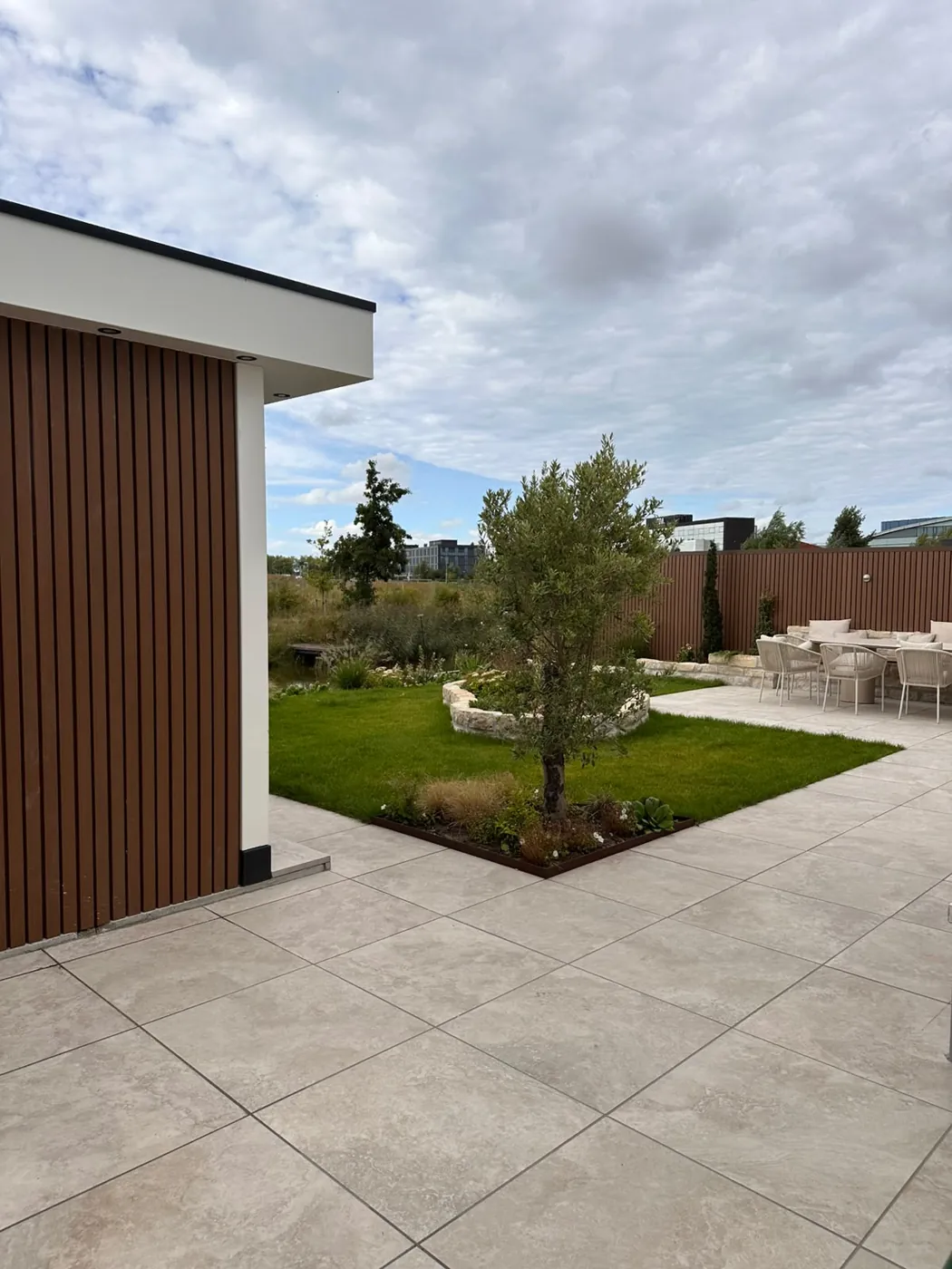 Complete tuin met terras, gazon en tuinhuis