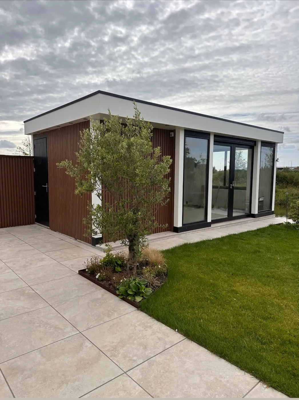 Tuinhuis met olijfboom