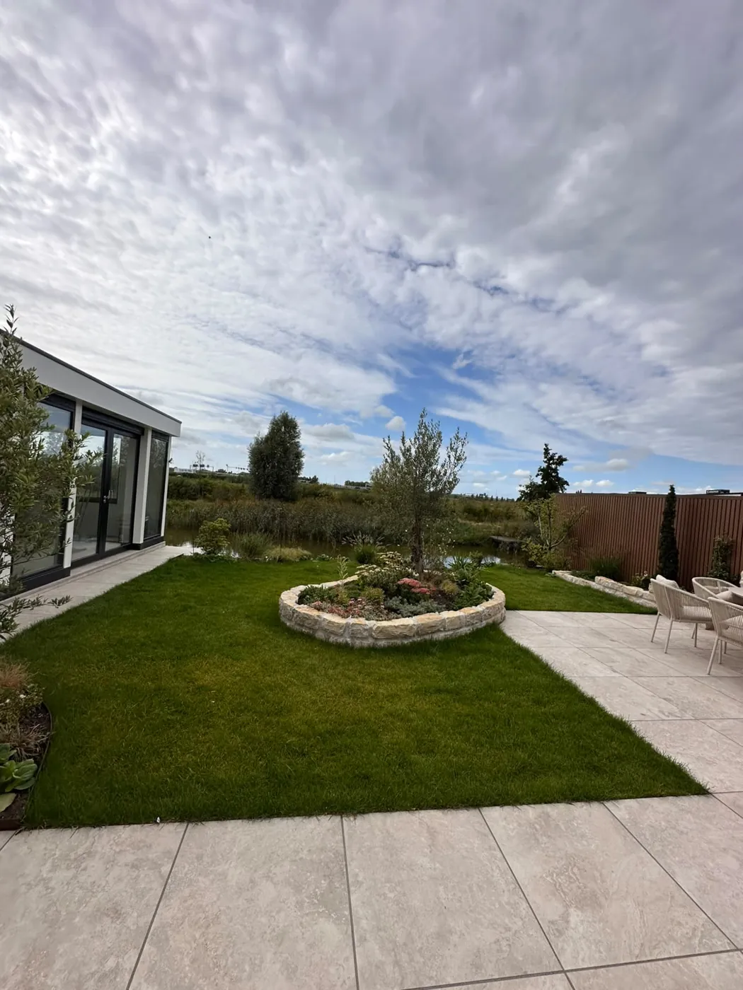 Rond plantvak in het gazon