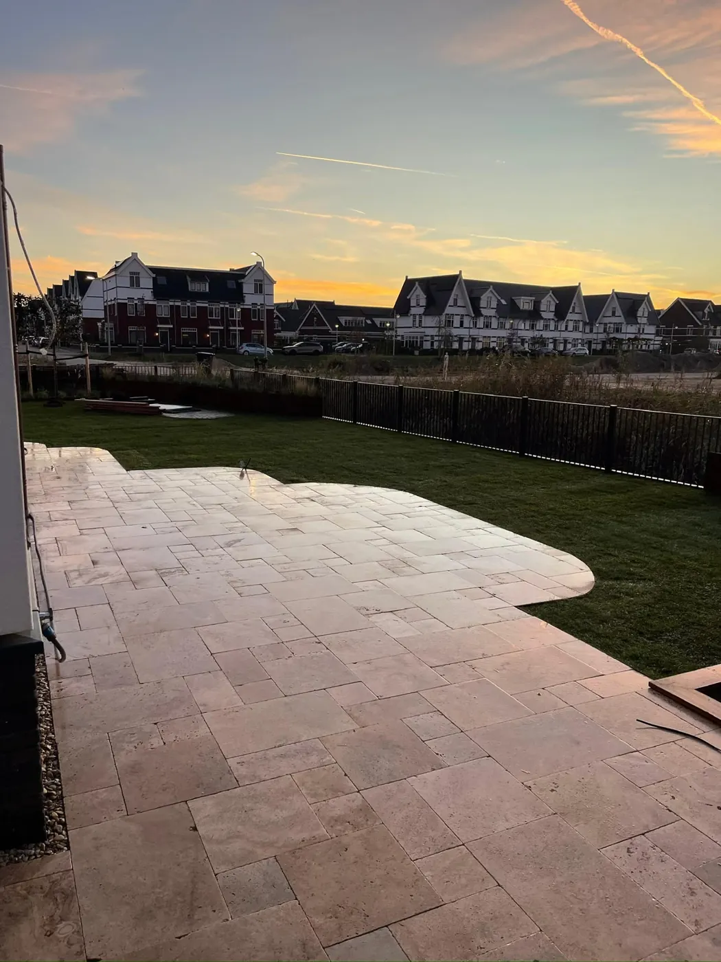 Terras van natuursteen bij het huis