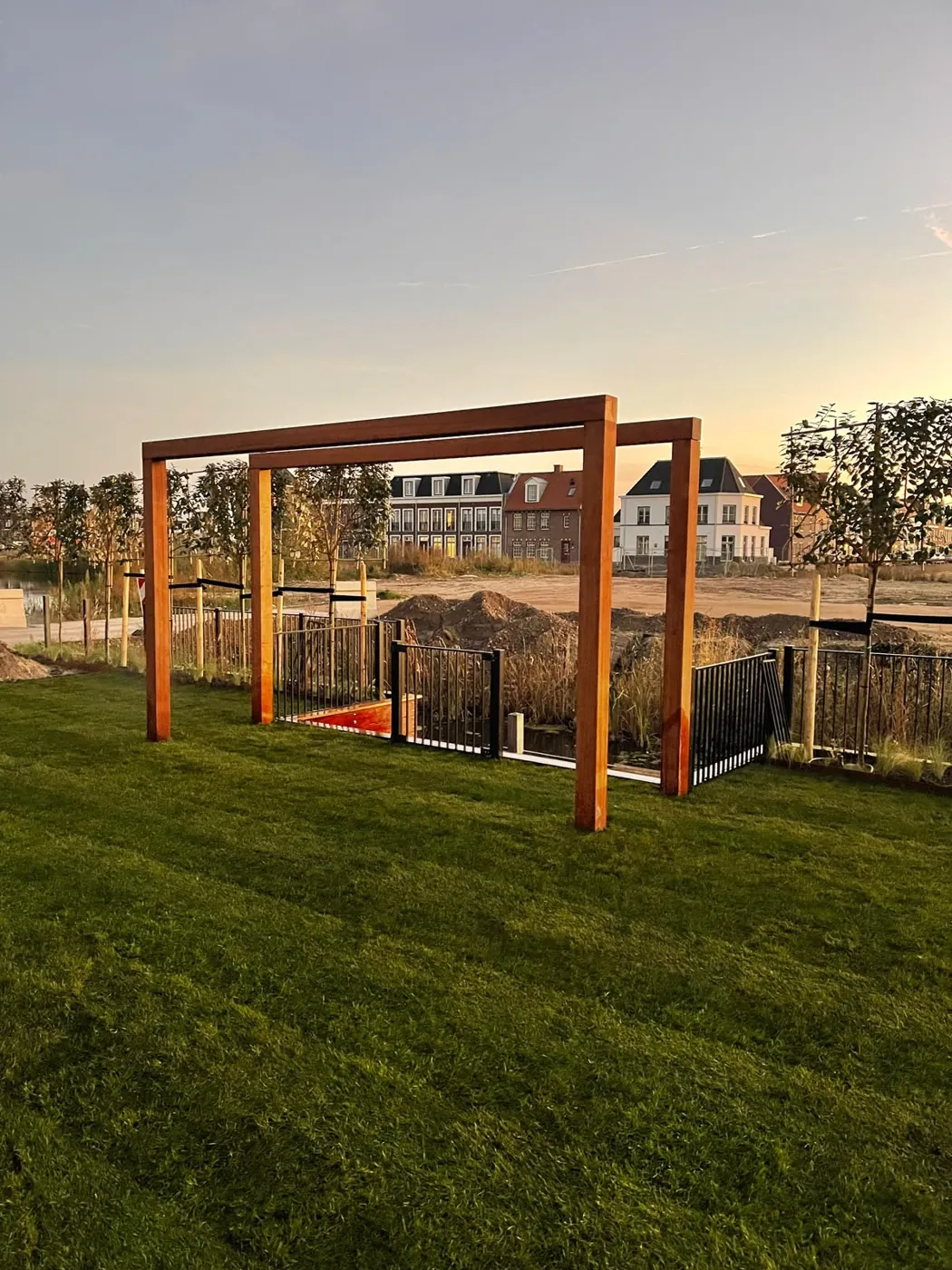 Houten frame in het gazon