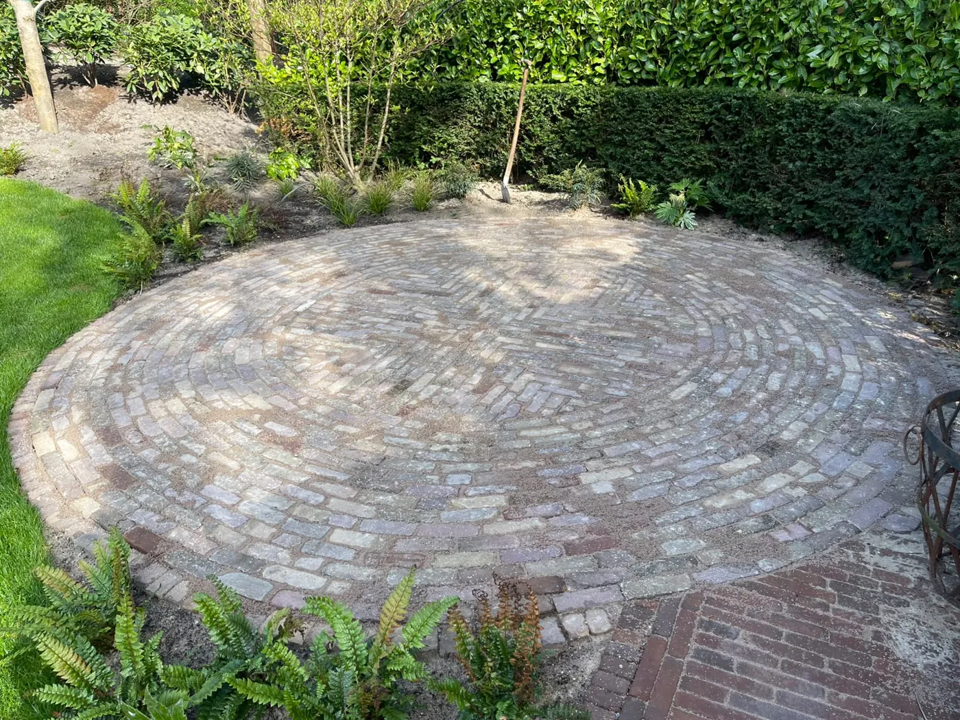 Rond terras tussen de borders