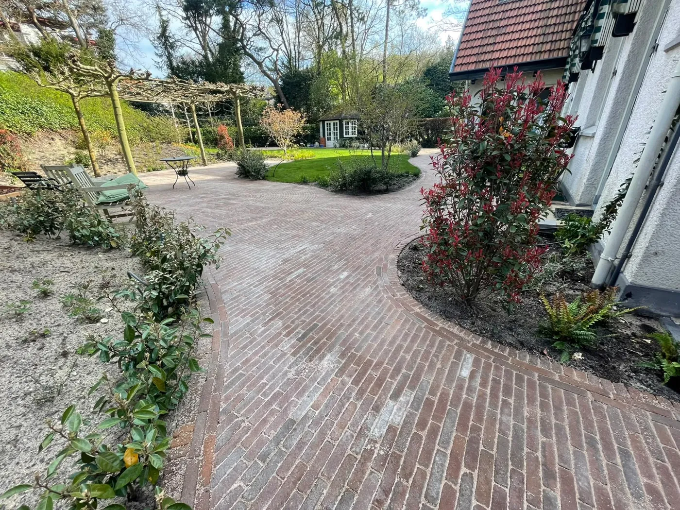 Pad in een bocht langs het huis