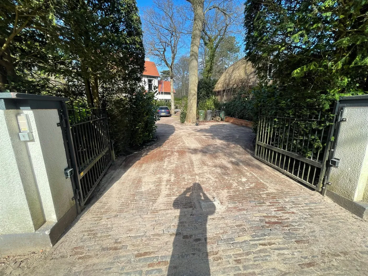 Oprit vanaf het hek