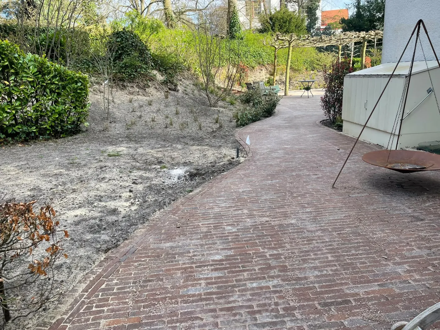 Pad langs de nieuwe beplanting