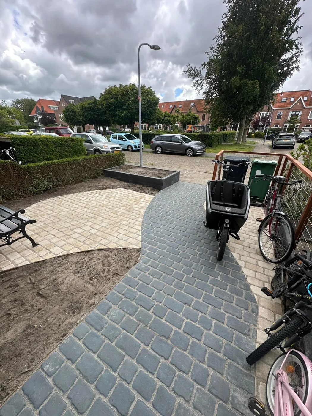 Voortuin met kasseien en plantvak